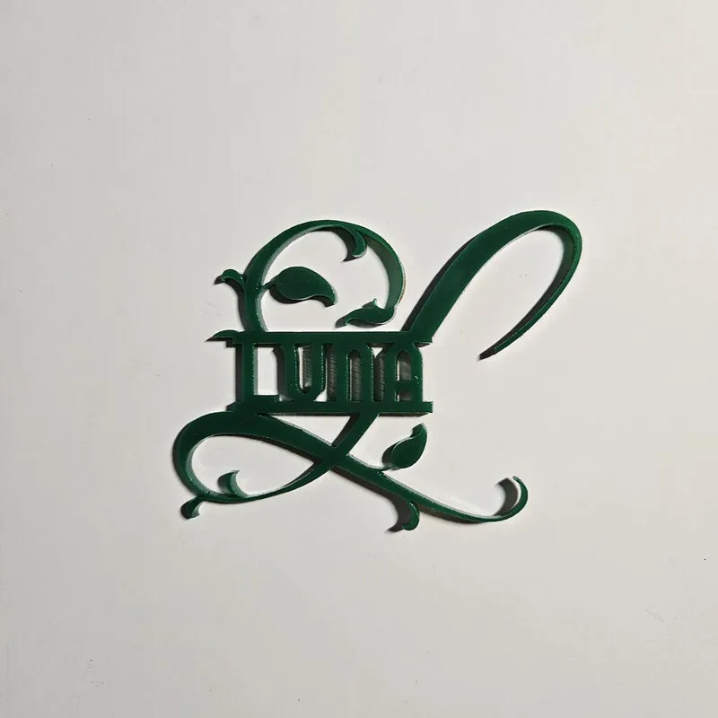 Monograma dividido hecho con acrílico colado verde de doble acabado